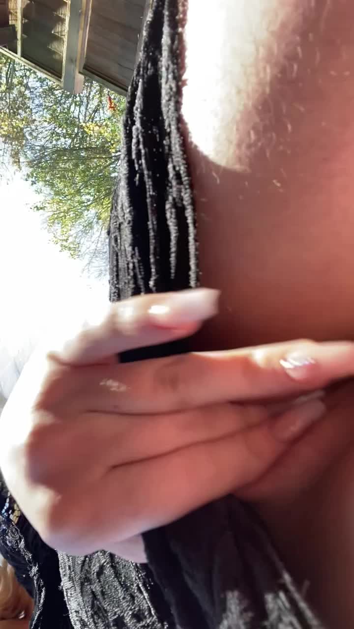 Playing with my pussy and tits in my garden for the neighbours🍭😜