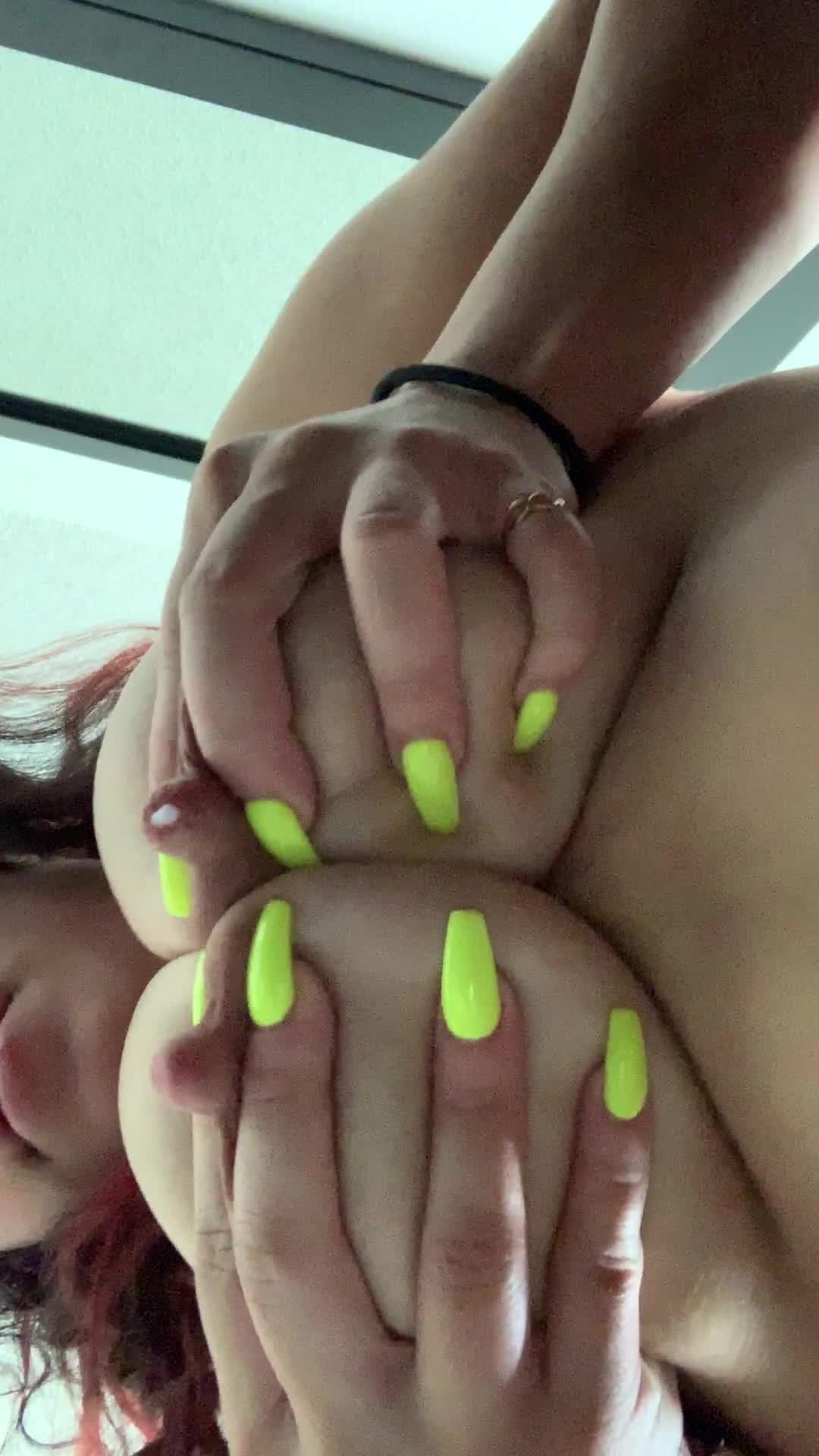 Sluttty mommy here looking for someone to give some milk to 👅👅