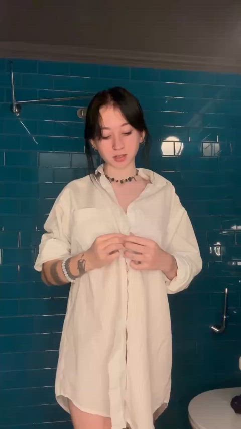 Love showing my boobs on reddit… please dont judge me