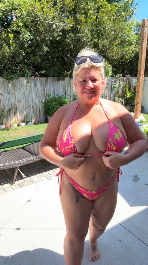 I love to display my grandma boobies outdoor to get noticed