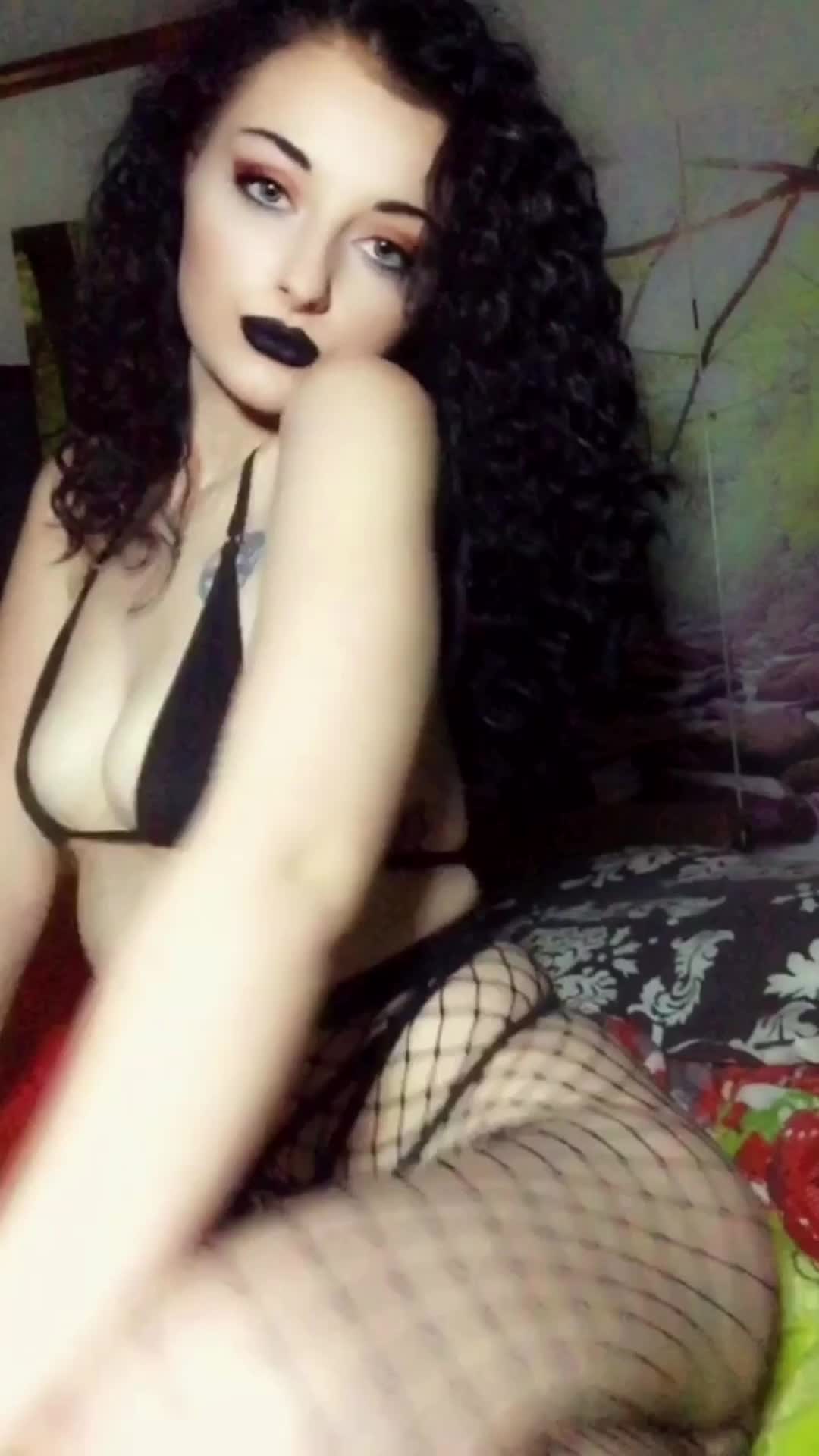 Anyone need a lil goth girl in their life?😈🤪