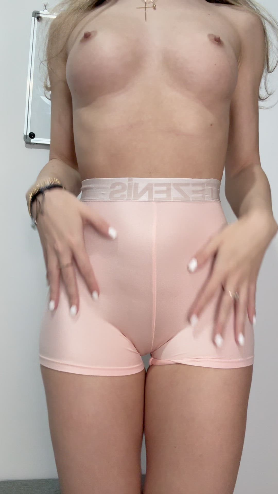 All natural, no tattoos… and kinda fit :)