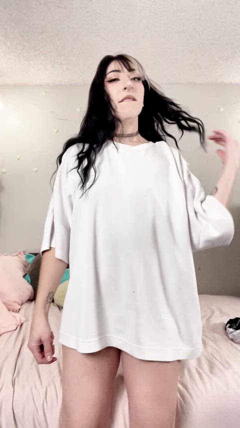 i feel so much cuter when i'm naked :3