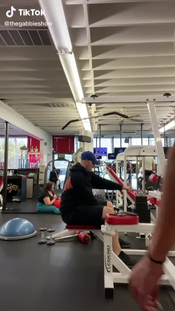 Gabbie Hanna Showing Off Flexibility & Phat Ass In The Gym