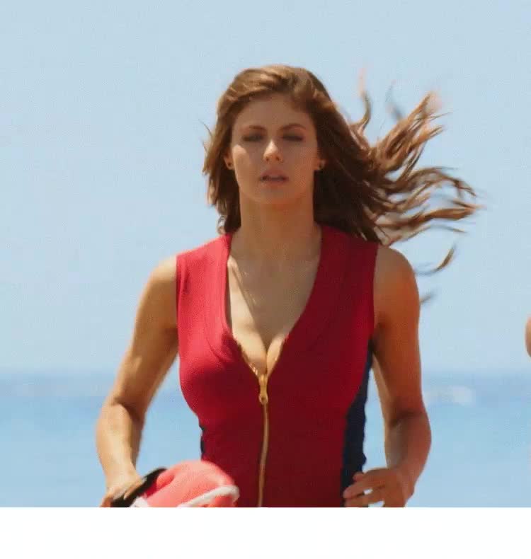 Alexandra Daddario running in the movie 'Baywatch'