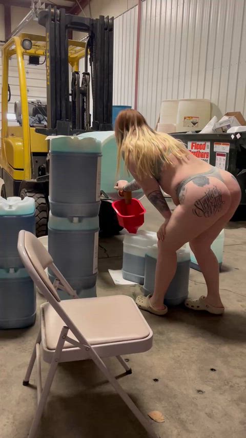 Working in my bra & underwear 🍑 for a custom video 😈