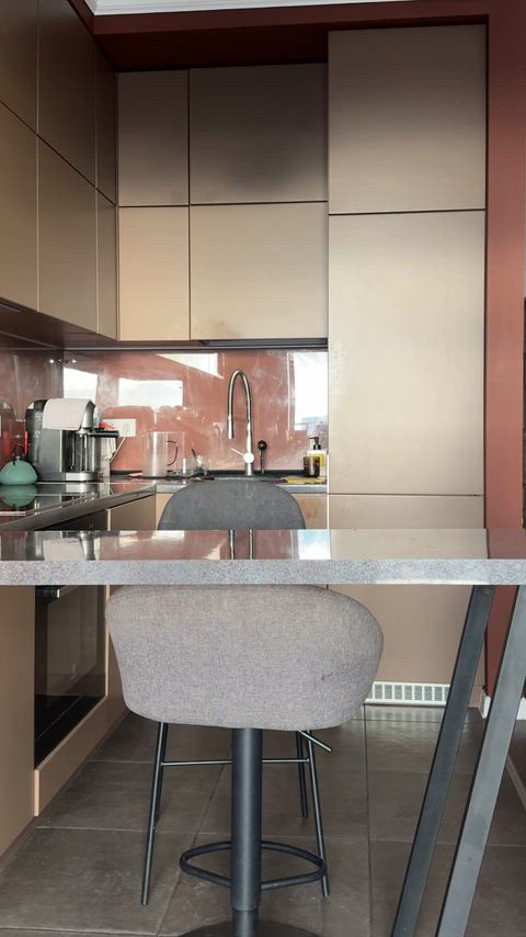 This shiny skirt always reveals my secrets