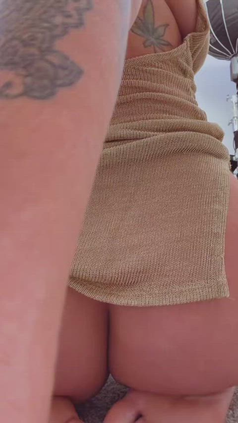 Jada oils up her juicy cheeks and shakes her ass