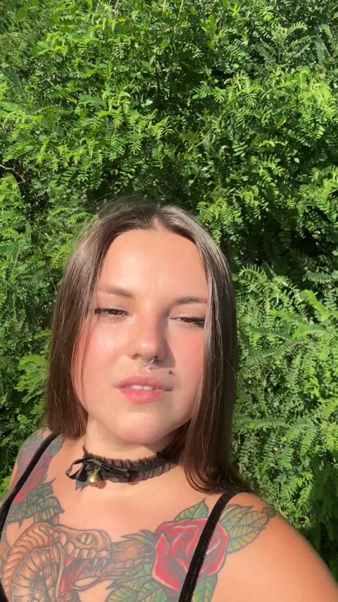 A quicky tittysuck in the park [r/titsucking]