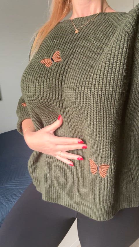 Milfie in sweater come and suck these titties