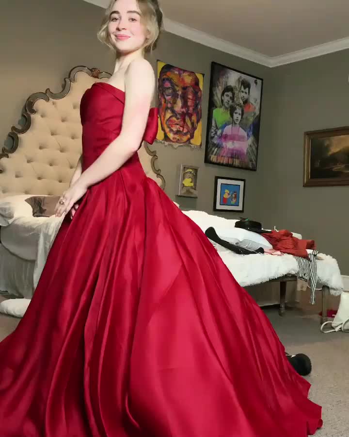 Sabrina Carpenter and Joey King demonstrate how a certain fantasy of mine would likely play out in real life. Laughing and all.