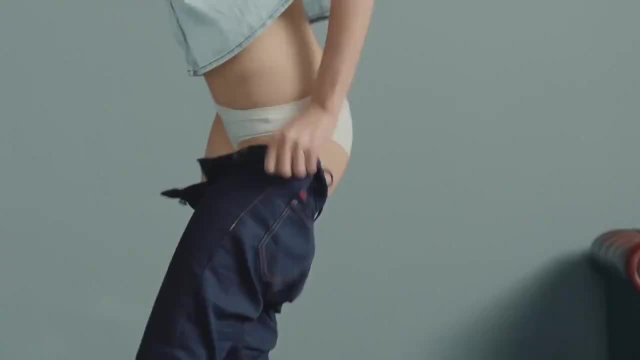 Gal Gadot teasing her ass in some tight jeans