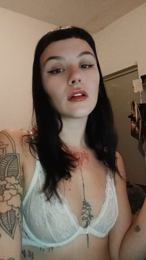 Friends, my sissy Anabelle is pathetic and ridiculous, but very obedient. She humiliates herself by making the sign with her fingers lol I love laughing at her