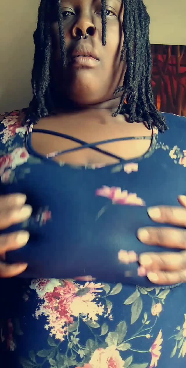 A shy hello there...😏💋