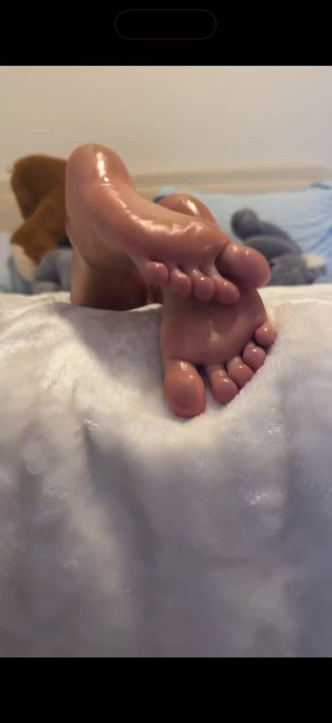 My oily soles are ready for a message 🥰