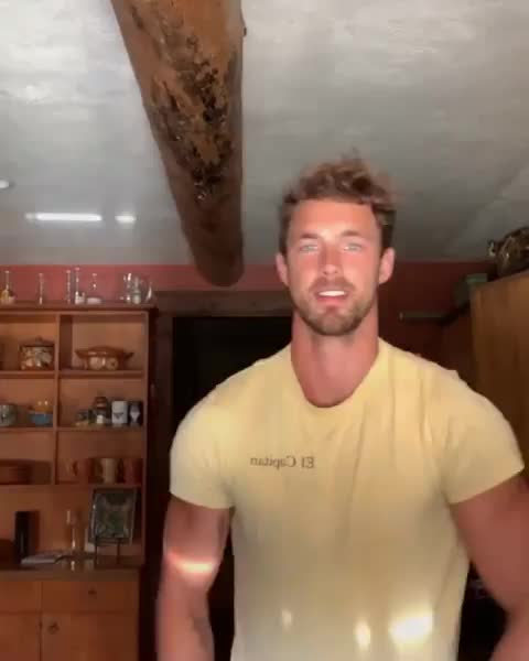 Oof! Some blokes are just painfully attractive - those eyes are deadly 👌🏻