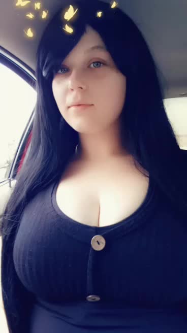 A quick peek in a very busy parking lot 🖤