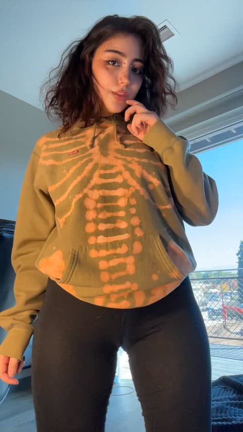 My very obvious camel toe while flashing you