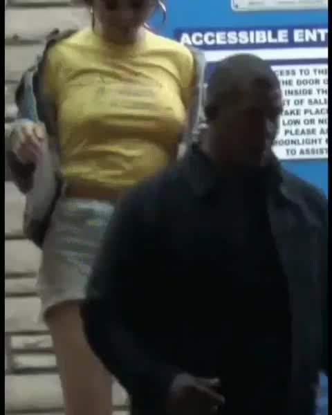 Selena Gomez bouncy tits are wonderful sight to see!