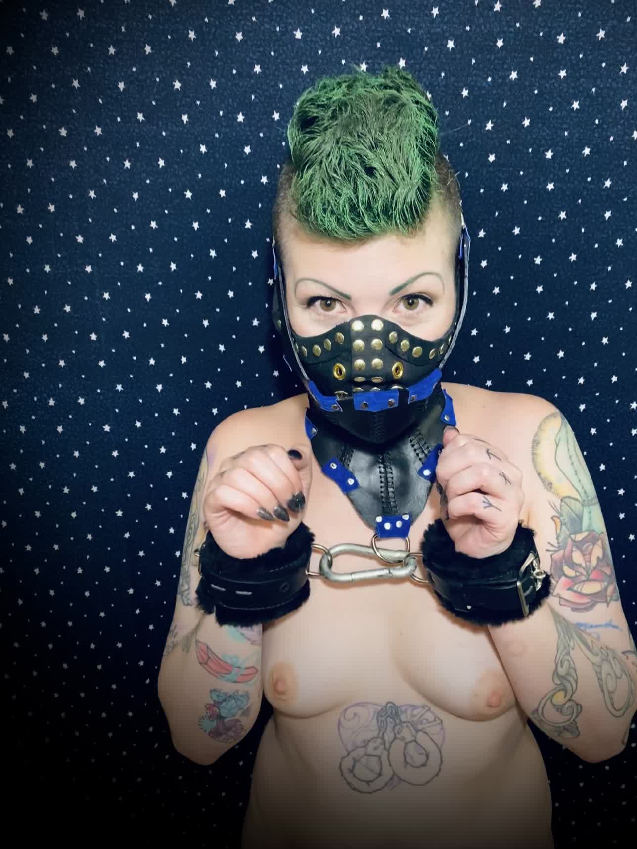 Who doesn’t love an adorkable, bratty submissive?