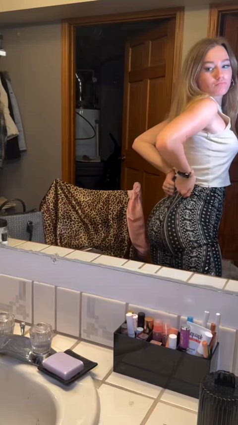 “God I’m so hot!” Seeing your older sister play with her ass in the bathroom was gross! What you didn’t know was it was some nerd who had a crush on her unknowingly projecting into her body! He thinks he’s dreaming right now!