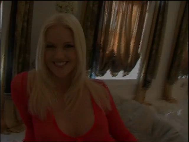 Hannah Harper is very seductive while getting herself off