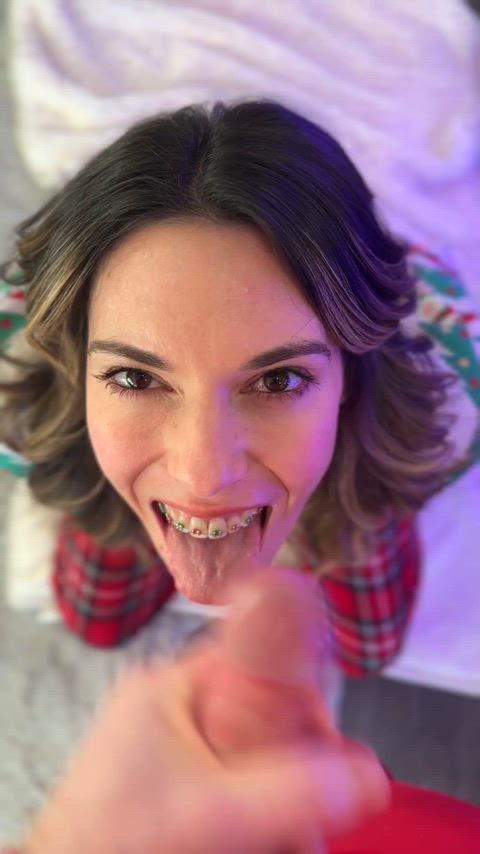 Sitcom Christmas episode ends in family facial fun