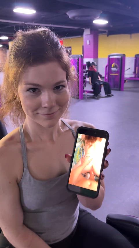 Rose showing off her booty (while working on her booty at the gym)