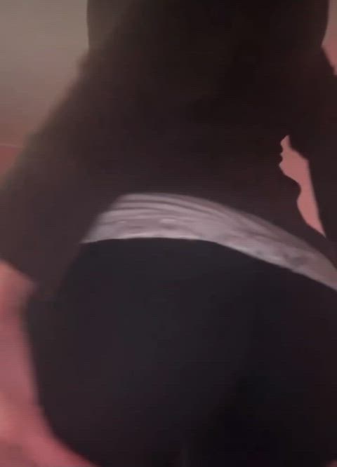 My gf’s legging peel 🤤