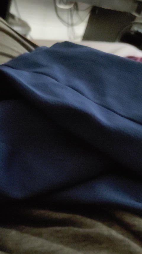(36) brincando com a camiseta suada do namorado