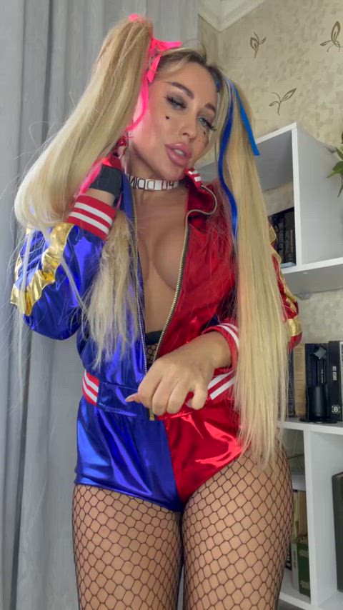 You met Harley Quinn in an alleyway