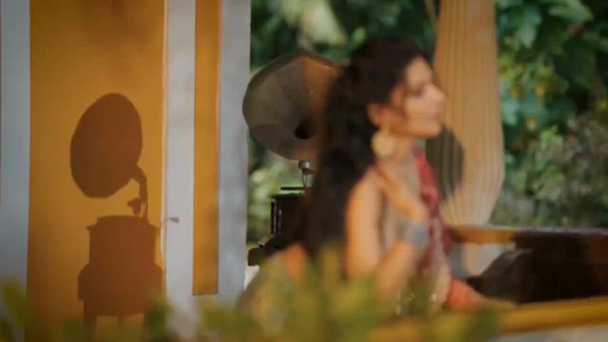 Posing in blouseless saree