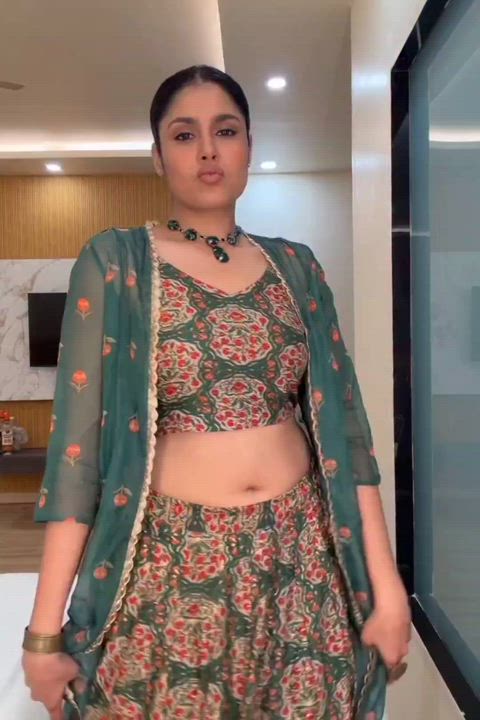 Faria Abdullah navel