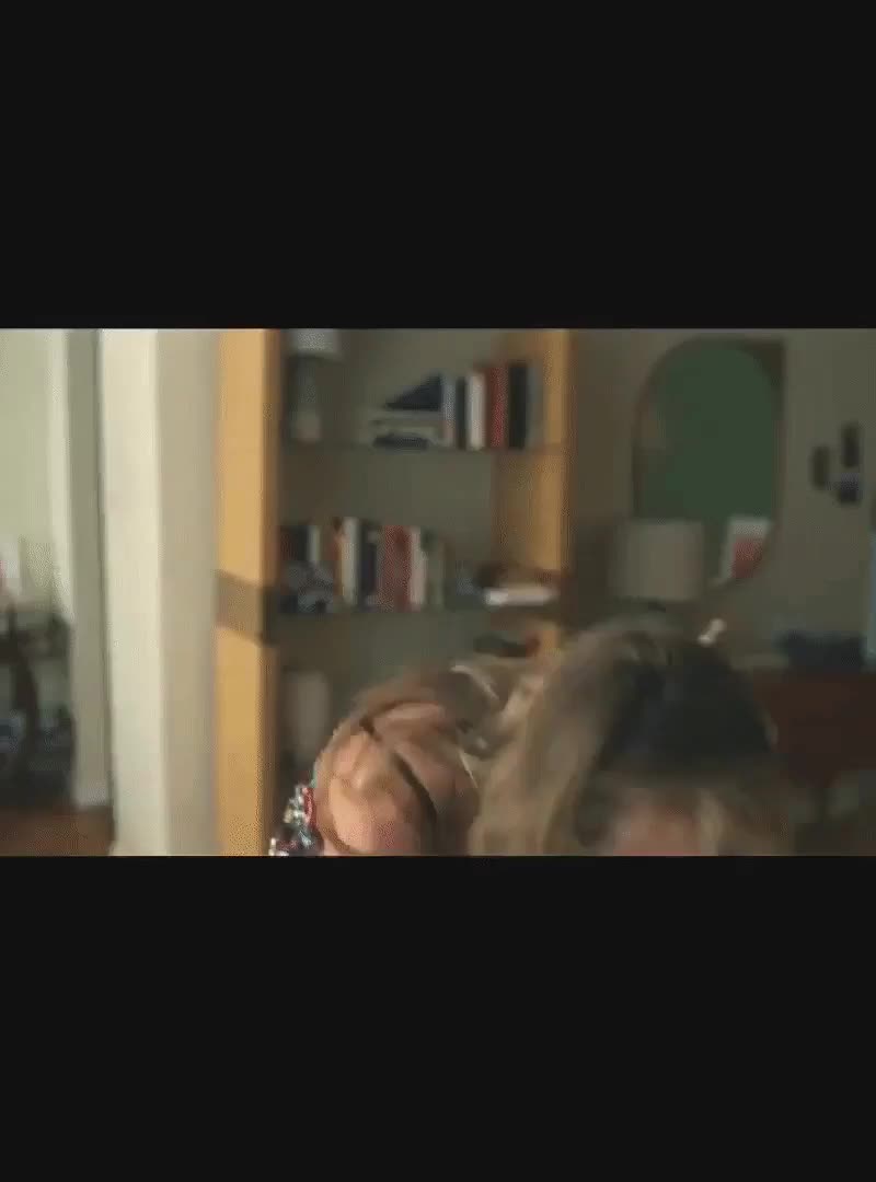 The Flight Attendant S01E01 Kaley Cuoco as Cassie Bowden ENHANCED 1080p