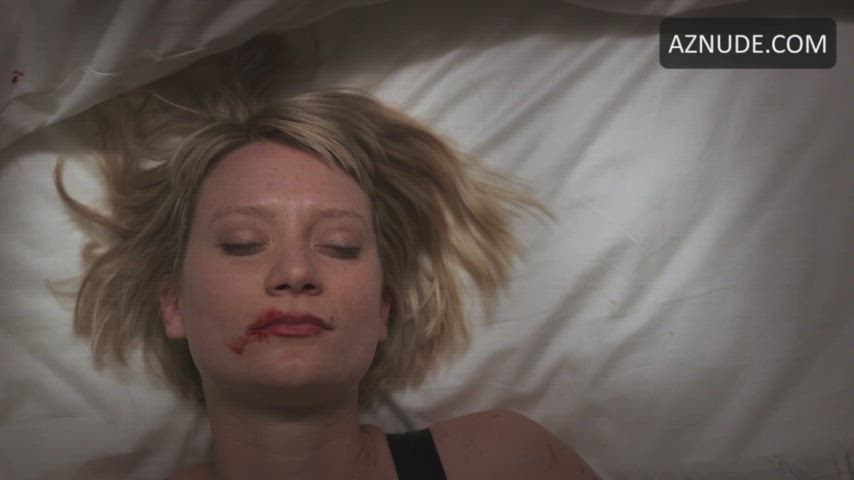 Mia Wasikowska - Piercing (2018)