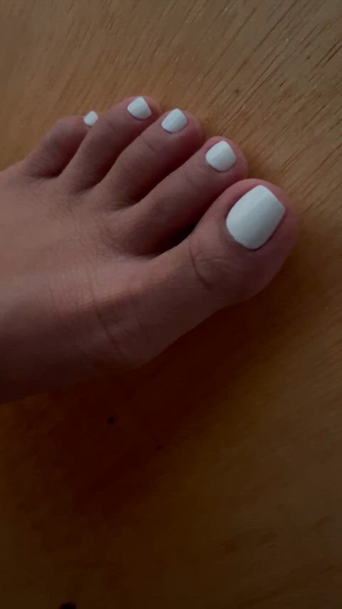 men (or women) on reddit! why do we like white toes? 🤔