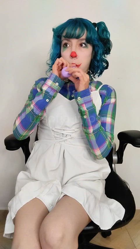 I'm a petite clown girl who loses her clothes o: