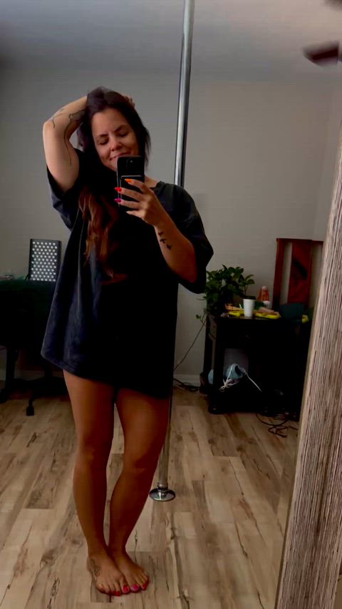 39f, 5’2, 135 and forever wanting to know what’s hiding under an oversized shirt
