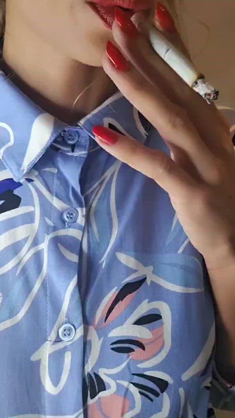 My smokey lips will leave you in a trance 👄💨