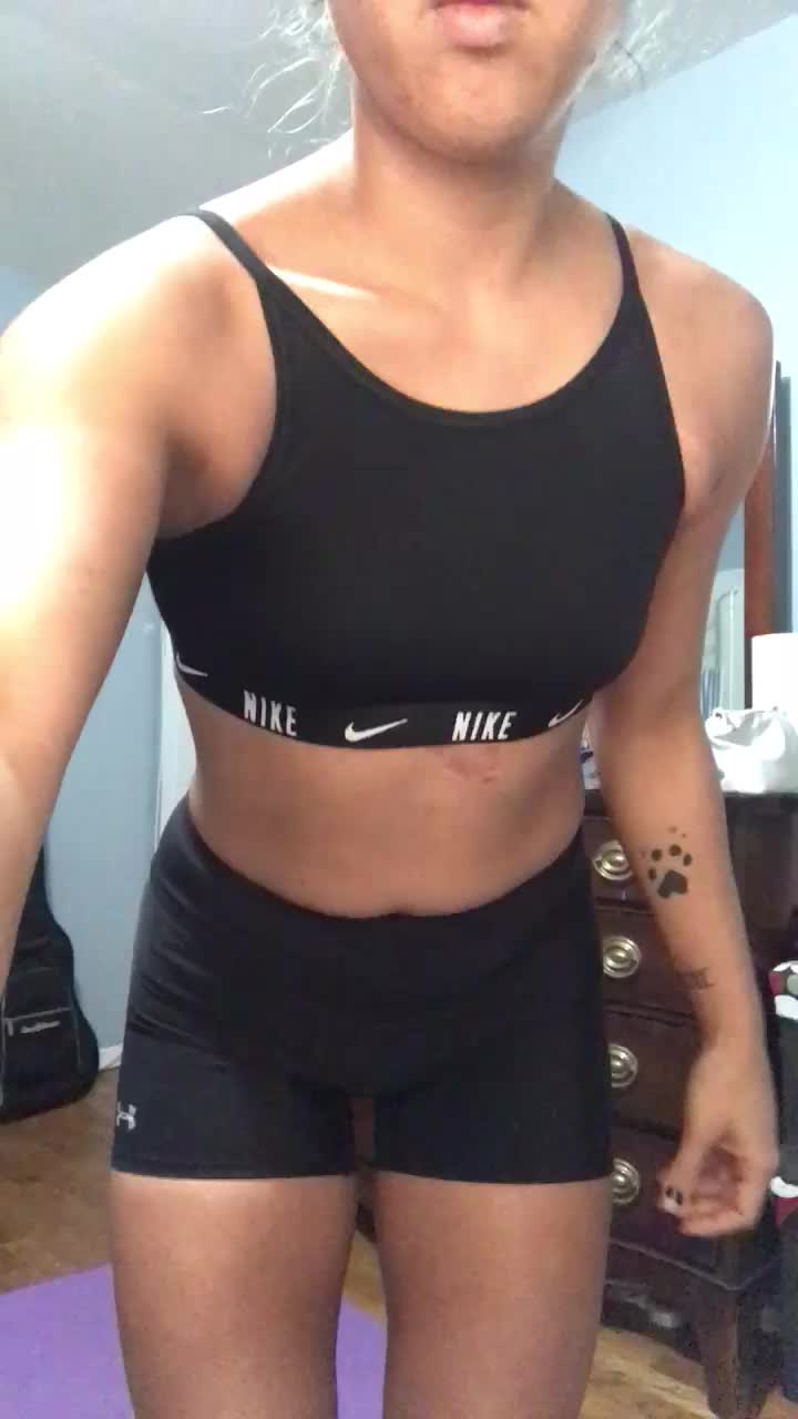Tiny fit tits 😌