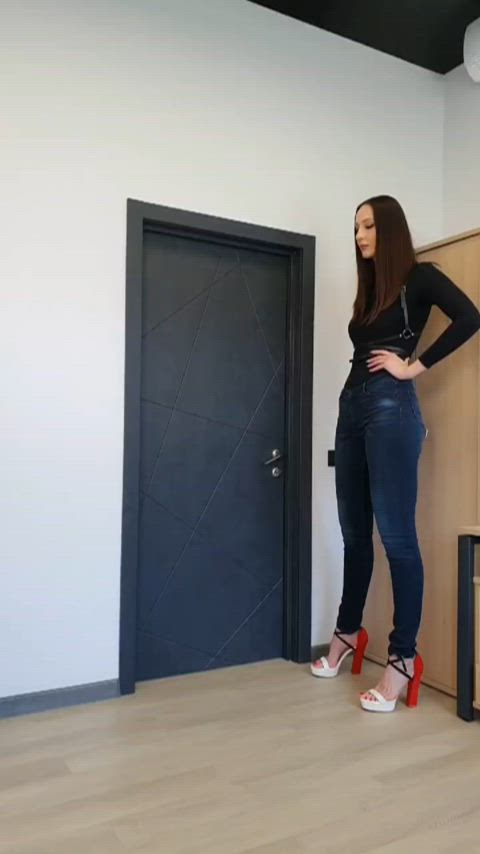 Real life Giantess 6'9 tall