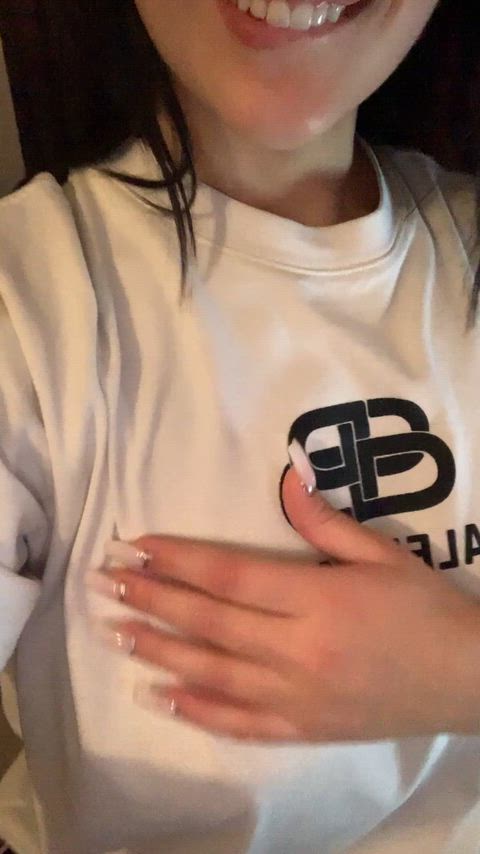 Big tts under this white shirt begging for a lil hands on help