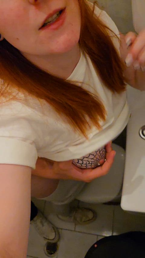 Pár drinků a už šukám v baru na hajzlu.🍹💁‍♀️💦