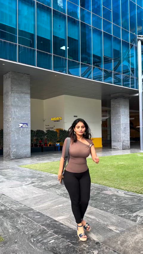 Desi thick baddie.