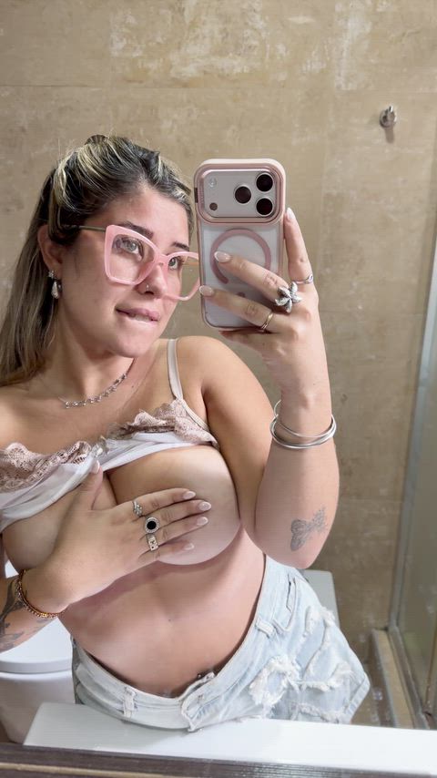 Wer möchte meine harten Brustwarzen sehen?