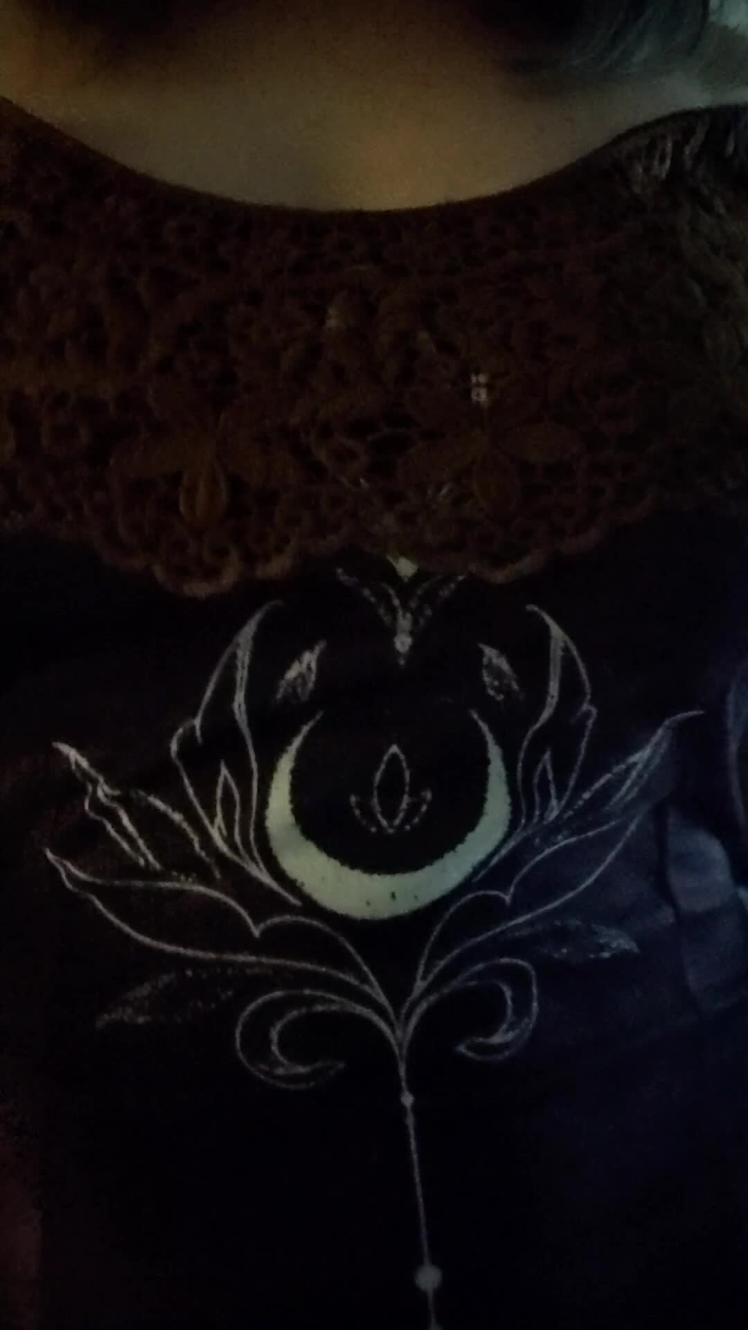 Jiggly boob reveal