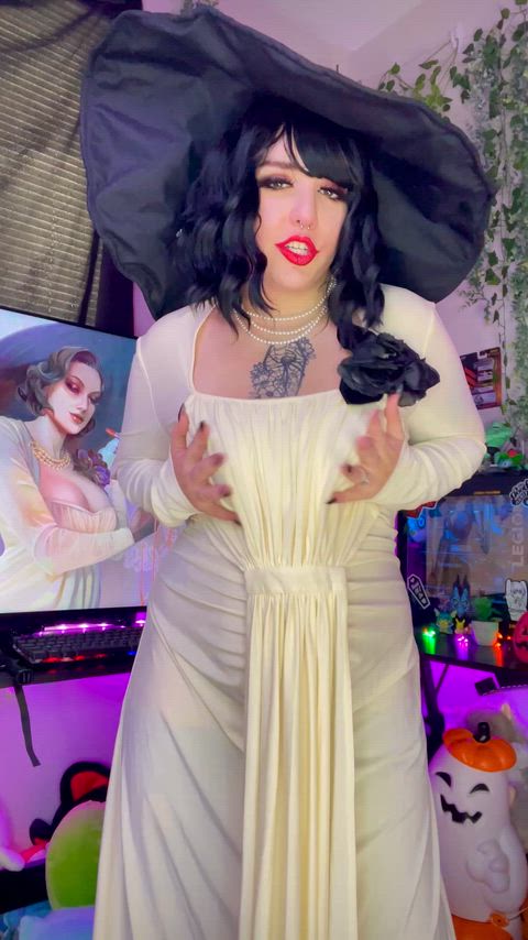 How’s my lady Dimitrescu cosplay looking