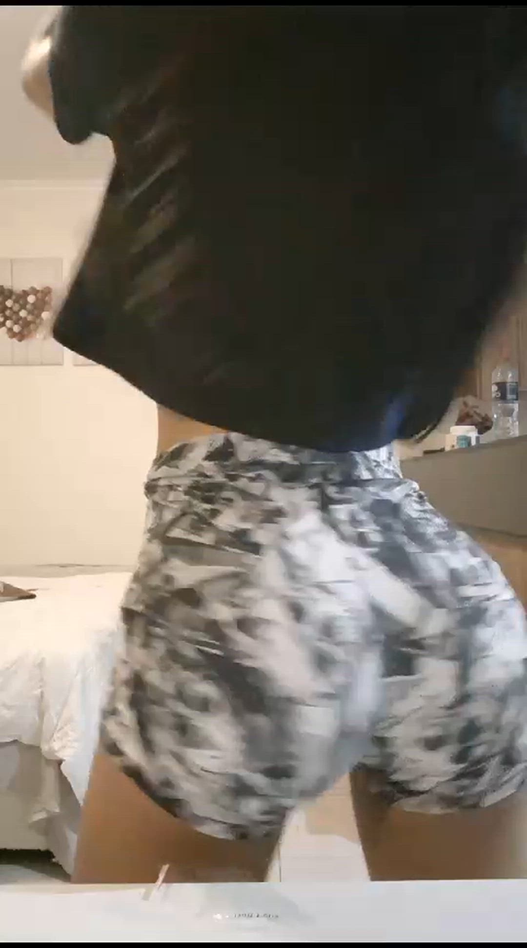come smack it 🍑😇