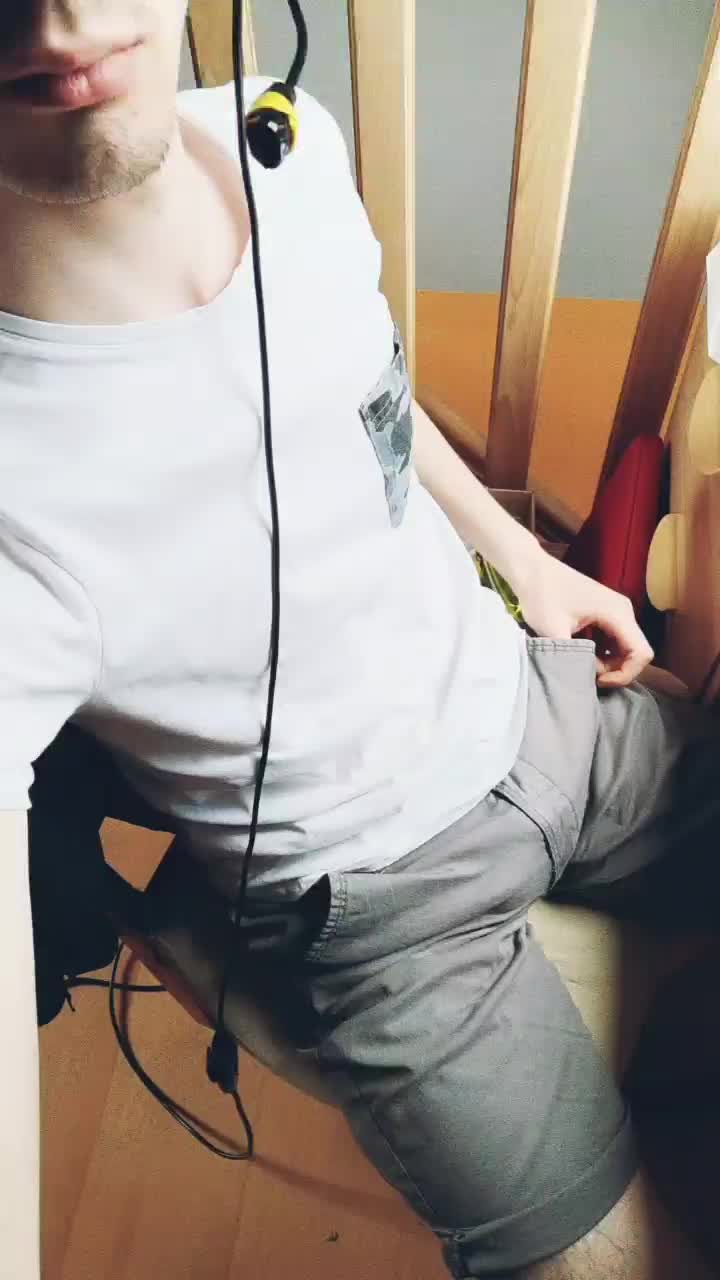 Handjob while looking for a COD game