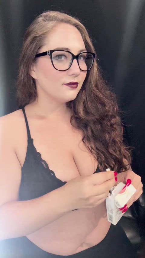 Do you like my lipstick ? 🖤